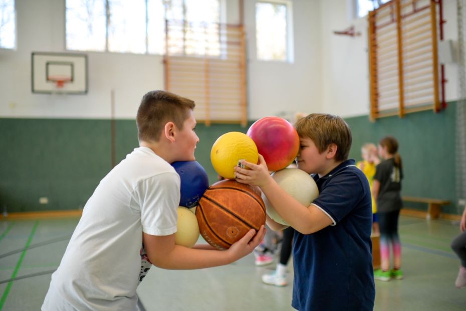 Einfache Übungen fördern den Teamgeist und die Persönlichkeiten der jungen Sportler*innen.
Bild: SJH