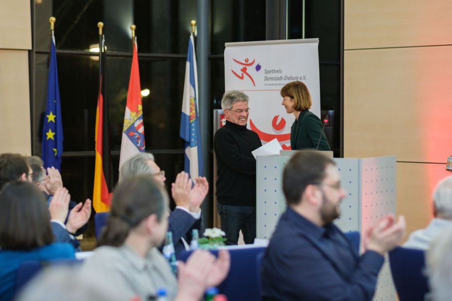 Erich Emich vom TSV Lengfeld wurde für seine 40-jährige Tätigkeit als Sportabzeichen-Prüfer von Staatsministerin Heike Hoffmann besonders geehrt Bild: Ellen Lewis