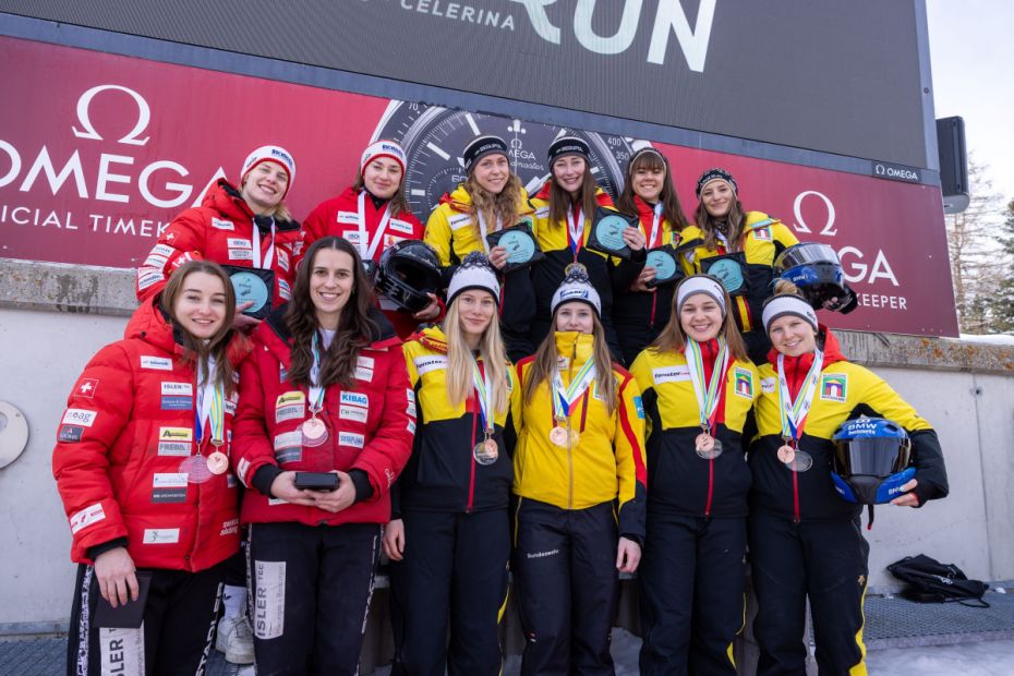 Sechs strahlende Damenteams freuen sich über ihr gutes Abschneiden bei der Junioren Weltmeisterschaft. Mitten drin in der oberen Reihe Charlotte Candrix und Lena Brunnhübner (Dritte und Vierte von links) Bild: Marlon Tramèr Olympia Bob Run