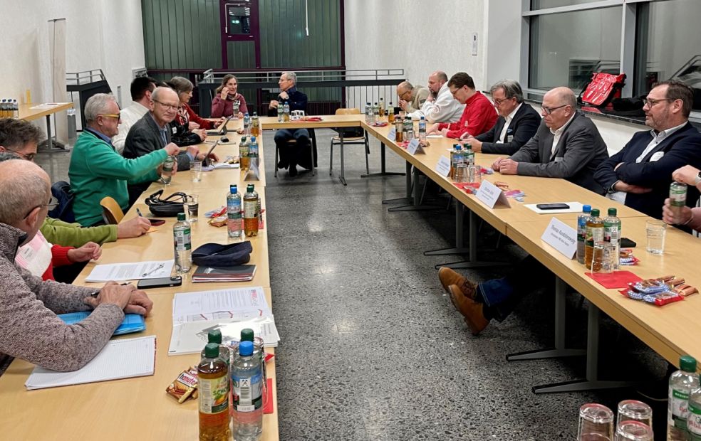 Sportkreisvorsitzender Hans Böhl diskutiert mit Politikern des Main-Taunus-Kreises anlässlich der bevorstehenden Kommunalwahlen.    Bild: Kathrin Zimmermann