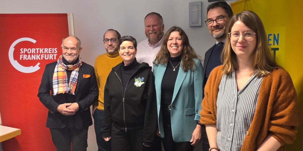 v.l.n.r.: Roland Frischkorn (Sportkreis Frankfurt), Michael Müller (Linke), Natascha Kauder (GRÜNE),   Jan Klingelhöfer (SPD), Carolin Friedrich (CDU), Dr. Julian Langner (FDP), Britta Wollkopf (Volt)