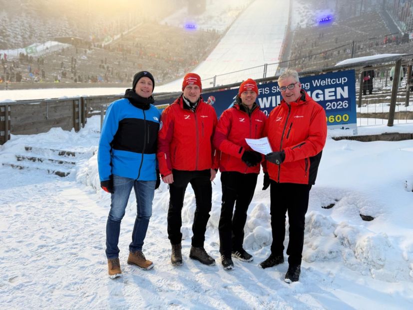 Übergabe im Auslauf der Mühlenkopfschanze (von links): Matthias Schäfer (Fachdienst Sport des Landkreises), Ski-Club Präsident Jörn Kesper, Vereinsgeschäftsführer Markus Hensel und Sportkreis-Chef Uwe Steuber    Bild: Marius Lahme