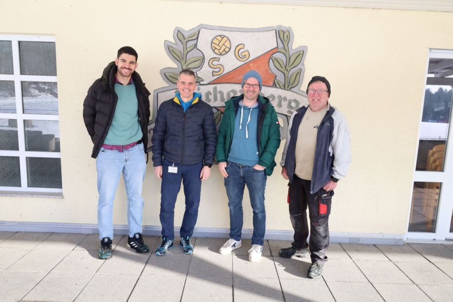 lsb h Öko-Check-Berater Malik Walters (links) zu Gast bei der SG RW Büchenberg - mit dabei (v. l.) Holger Wess, Sascha Happ, Peter Happ    Bild: Harald Piaskowski