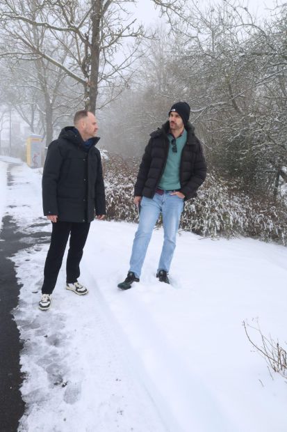 Das Vereinshaus des Hünfelder SV wurde von Malik Walters und Mario Rohde (HSV-Vorsitzender) innen und außen "unter die Lupe genommen". Den Abschlussbericht bekommt der Verein in den nächsten Tagen um die weiteren Schritte mit dem Hünfelder Bürgermeister Benjamin Tschesnok im Rahmen eines Ortstermines am 19. Februar zu besprechen.     Bild: Harald Piaskowski