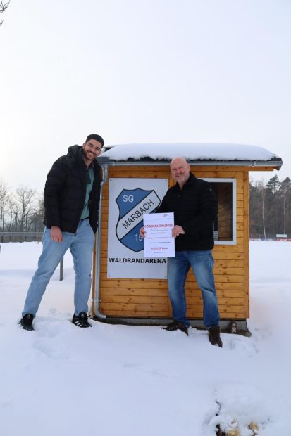 Die Gelegenheit war günstig. Im Rahmen des Öko-Checks konnte Malik Walters auch noch die lsb h Förderurkunde in Höhe von 4.872,26 € für das neue Beach-Volleyball-Feld an den SG-Vorsitzenden Marc Backmeyer übergeben.    Bild: Harald Piaskowski