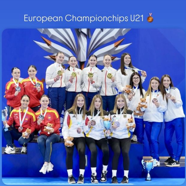 Unten Mitte: Kata Team weiblich U-21 Bronze    Bild: DKV und Karatefokus