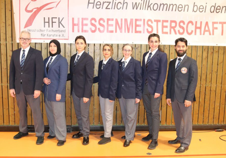 V.l.: Thomas Luh, Büsra Karasungur, Forough Yaghoubi, Zahra Mehri, Katja Moder, 
Paria Eizadyariaghmiyouni und Kampfrichterreferent Dr. Yasin Islam    Bild: Martina Bier (HFK Pressereferentin) für den HFK