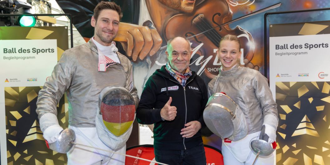 v.l.n.r.: Max Hartung (dreifacher Olympiateilnehmer und Vorstand der Deutschen Sporthilfe), Roland Frischkorn (Vorsitzender des Sportkreis Frankfurt), Victoria Graudins (Damensäbel beim Deutschen Fechter-Bund)    Bild: Beate Tomann