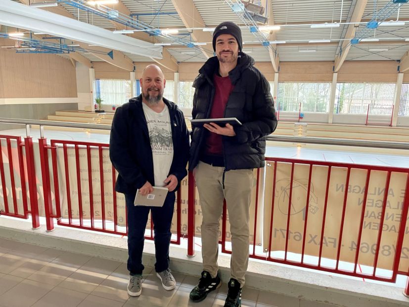 Gerald Gräser (Vorsitzender der TGS 1886 Langenhain e.V.) und Energie- und Sportstättenberater Malik Walters in der Wilhelm-Busch-Halle in Hofheim-Langenhain    Bild: Kathrin Zimmermann