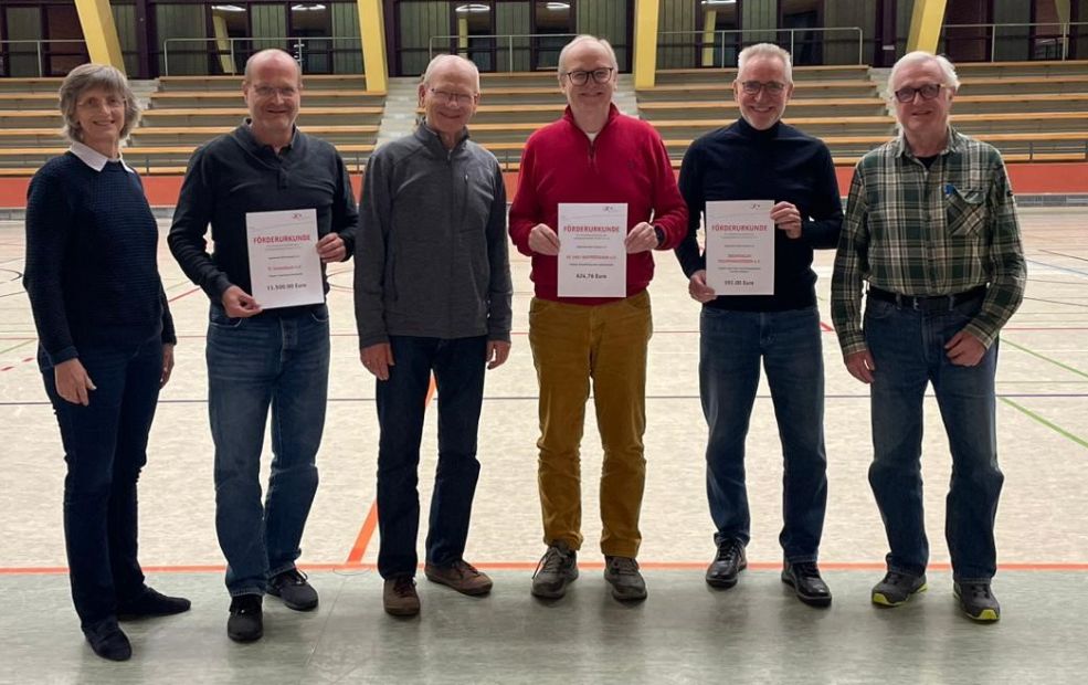 In der Kreissporthalle überreichte Hans Böhl (3. v. l.) die Förderbescheide in Anwesenheit der Sportkreis-Vorstandsmitglieder Marion Polydore (links) und Richard Grützner (rechts) an Vertreter der Sportvereine (v. l.) Tennisclub Schwalbach, Sportverein Ruppertshain und Bremthaler Tischtennis Verein.