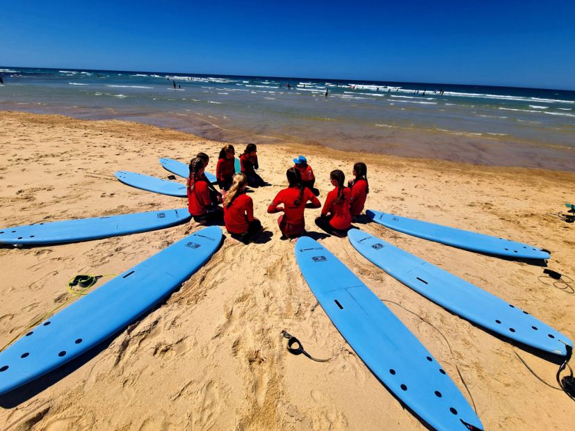 Ein Surfkurs am Atlantik. Eine der vielen Optionen, die das Camp in der Bretagne bereit hält.Foto: SJH
