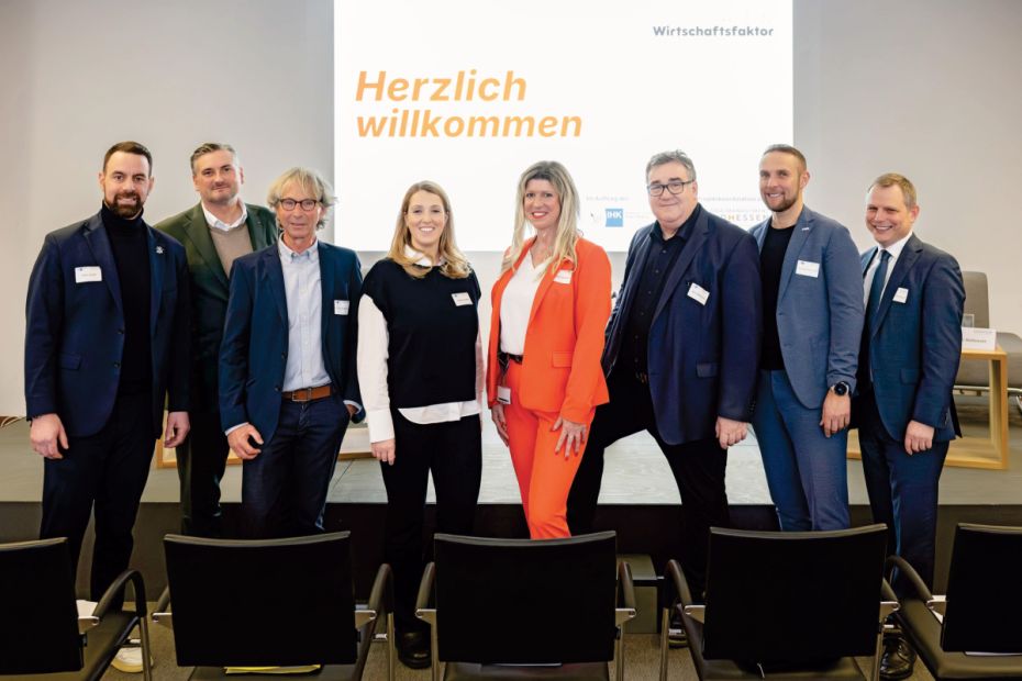 Das Foto zeigt (von links): Derek Dinger (Geschäftsführer Kassel Huskies), Dr. Arnd Klein-Zirbes (Hauptgeschäftsführer IHK Kassel-Marburg), Prof. Dr. Kuno Hottenrott, Felicitas Jordan (Leitung Marketing & digitale Entwicklung von Jordan), Natascha Gaebelein (Leitung Standortmarketing Regionalmanagement Nordhessen), Mark Weinmeister (Regierungspräsident Kassel), Kai-Georg Bachmann (Geschäftsführer Regionalmanagement Nordhessen) und Dr. Hans-Friedrich Breithaupt (Vizepräsident IHK Kassel-Marburg).Foto: Sascha Mannel