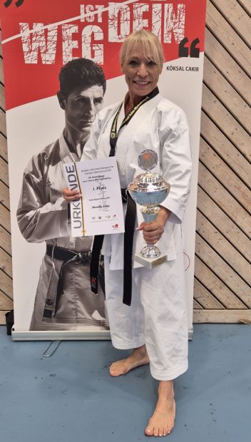 Monika Lang, Goldmedaille, Kata Ü-55    Bild: Monika Lang für den HFK