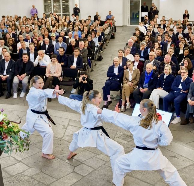 Kata Team weiblich mit Julie Stevens vom SC Judokan Frankfurt (Mitte)    Bild: Stadt Frankfurt