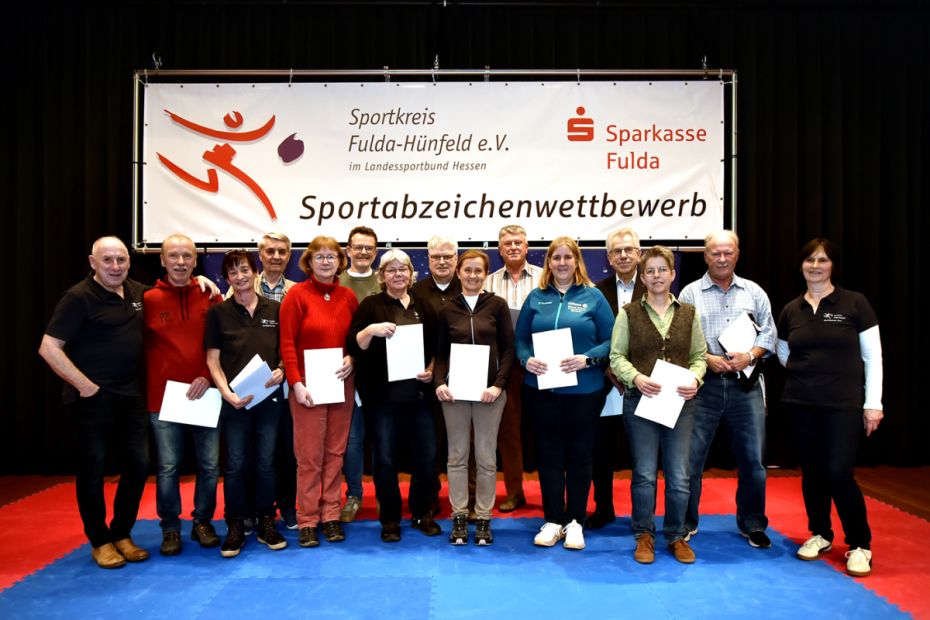Ehrung der langjährigen Sportabzeichen-Prüferinnen und -Prüfer durch den Vorsitzenden des Sportkreis und derSportabzeichen-Beauftragten Halrald und Elke Piaskowski Bild: Charlie Rolff