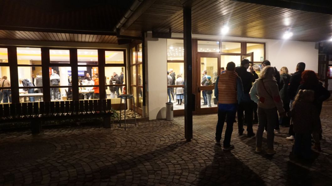 Vor der Tür bildete sich eine Warteschlange Bild: David Piaskowski