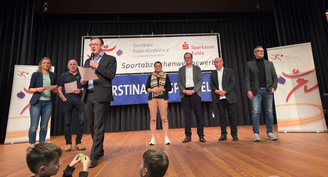 Promis rufen die Gewinner des Sportabzeichen-Wettbewerbes auf, die einen Gutschein gewonnen haben Bild: Andreas Scheibelhut