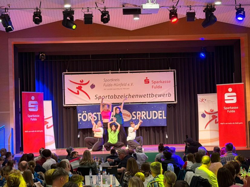 Blick auf die Vorführung der „Street Style Dancing“-Gruppe voom Hochschulsport der Hochschule Fulda Bild: Andreas Scheibelhut