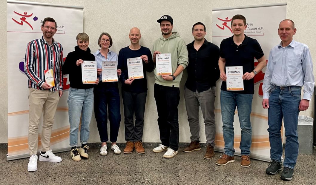 Vertreter*innen der erst platzierten Schulen im Sportabzeichen-Wettbewerb