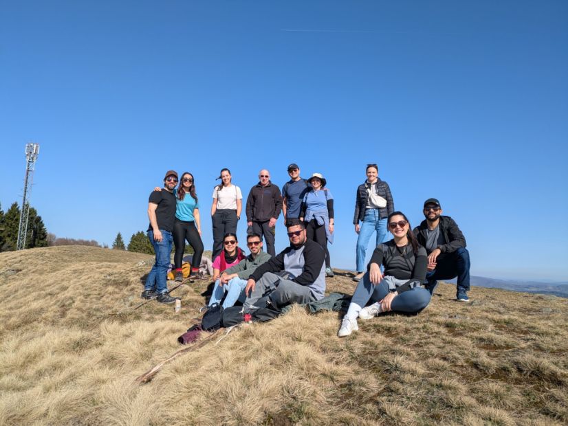 Mit Loreen Remmert von der Stadt Fulda ging es auf den Weiherberg. Hier erfreuten sich die "Neu-Fuldaer" am "Land der offenen Fernen".    Bild: privat