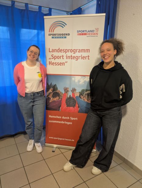 Markus Wehenkel freute sich über die zwei neuen Sportcoaches aus Niddatal: Andrea Horn und Vivian Schäfer    Bild: Harald Piaskowski