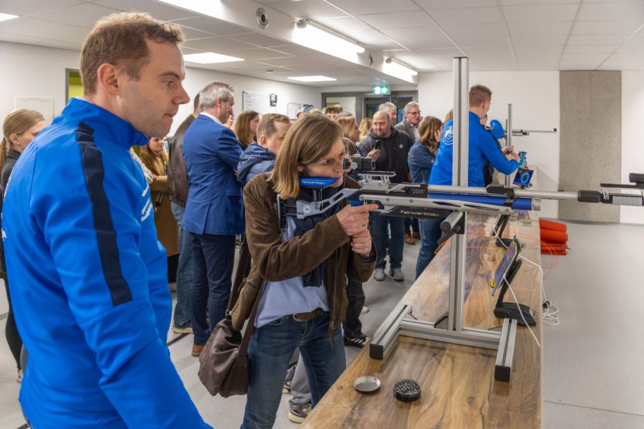 Markus Hensel (Ski-Club Willingen) zeigte den Gästen die Schießanlage und diese durften, wie hier Marion Tenbusch, ihr können ausprobieren.      Bild: FOTO.ART.SBURG