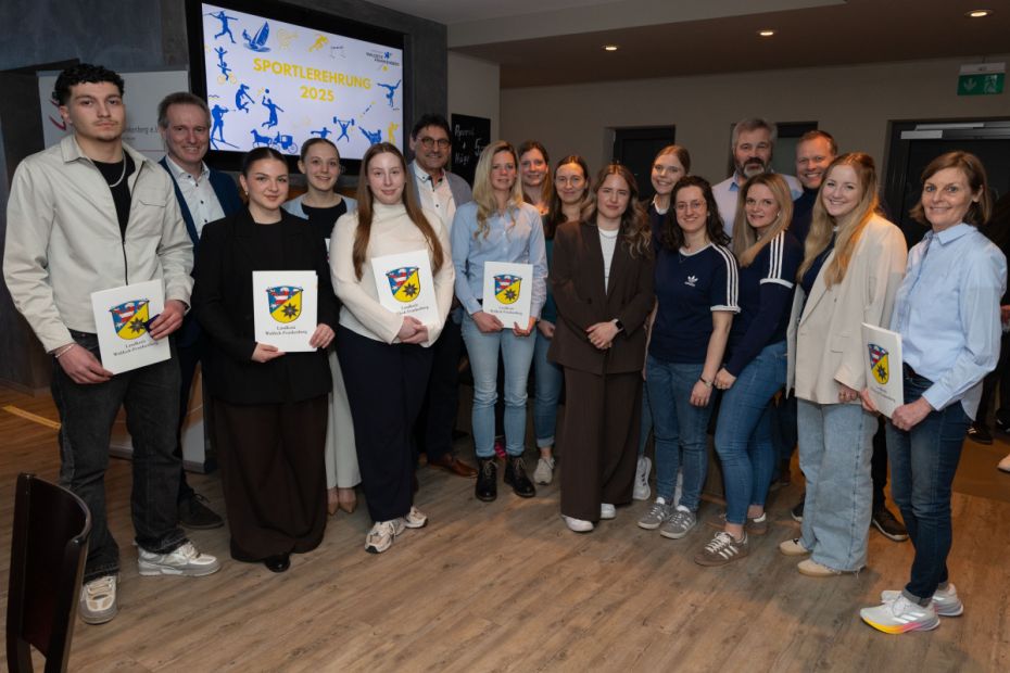 Die vom Landkreis ausgezeichneten Sportlerinnen und Sportler 2025 (von links): Selim Ciplak, Landrat Jürgen van der Horst, Jennifer Markvart, Larissa Neige, Laura Hoos, Achim Nikolaiczek, Elena Scheipers, Friederike Engelhard, Katharina Tihanyi, Celine Engel, Lisa Jockel, Antonia Tripp, Carmen Sommer, Andreas Malcher, Arndt Fingerhut,  Maria Möller, Marion Tenbusch.

    Bild: FOTO.ART.SBURG