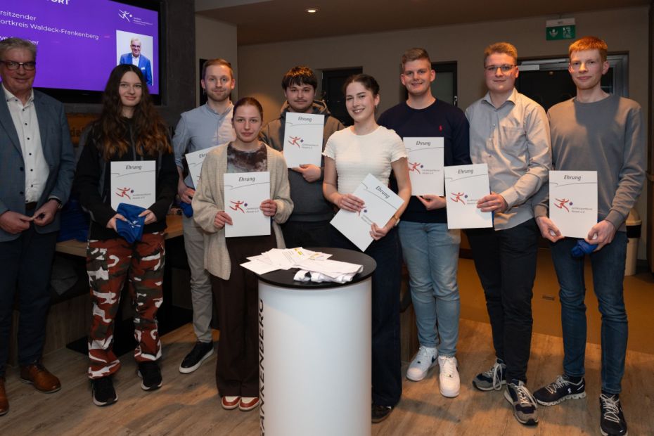 Die vom Sportkreis ausgezeichneten jungen Ehrenamtler (von links): Sportkreisvorsitzender Uwe Steuber, Pia Fackiner, Michael Kranz, Anica Markwitz, Silas Hartert, Noelle Polomski, Jannik Düsterwald, Robert Wilden, Ole Häring.

    Bild: FOTO.ART.SBURG