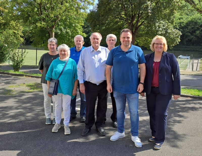 Der Vorstand des SK Odenwald mit LSBH-Präsidentin Juliane Kuhlmann nach dem Sportkreistag 2025. Nach dem Tod von Wolfgang Fröhlich, muss der außerordentliche Sportkreistag eine neue Führung wählen.