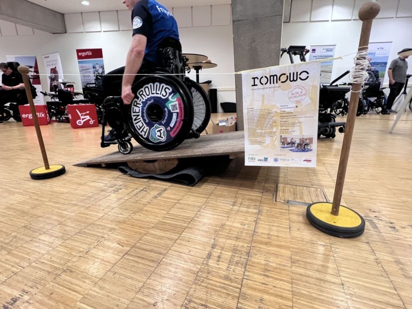 Eine kleine praktische Übung – das Befahren einer Wippe mit dem Rollstuhl – konnte vor Ort ebenfalls ausprobiert werden und vermittelte einen ersten Eindruck vom Training.    Bild: SKDADI