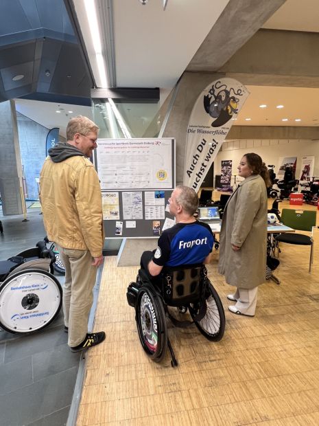 Das Interesse der Besucherinnen und Besucher war groß: Viele nutzten die Gelegenheit, Fragen zu stellen oder bereits konkrete Angebote für sich zu finden.    Bild: SKDADI