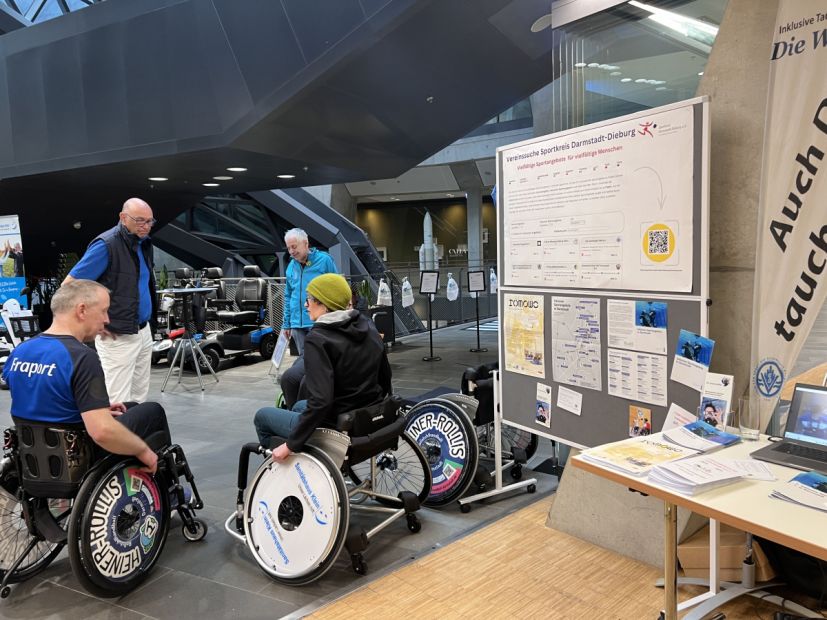 Die Rollstuhlhandballer "Heiner-Rollis" der VSG Darmstadt 1949 sind bei der Mobilitätsmesse mit dabei.    Bild: SKDADI