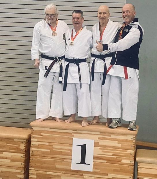 Zweiter von rechts: Louis Blank, Kata Masterklasse Herren Ü65: Bronze Bild: Joheina Hamamin für den HFK