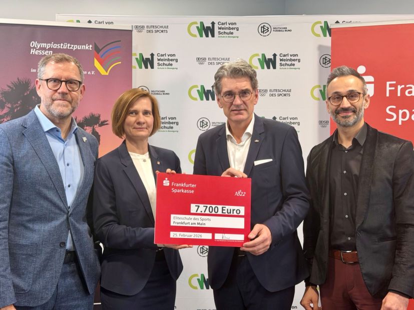 Schulleiterin Carolin Kubbe freute sich &uuml;ber einen Scheck in H&ouml;he von 7.700 Euro, den Dr. Ingo Wiedemeier (Vorstandsvorsitzender der Frankfurter Sparkasse) &uuml;berreichte.
&nbsp;
    Bild: lsb h