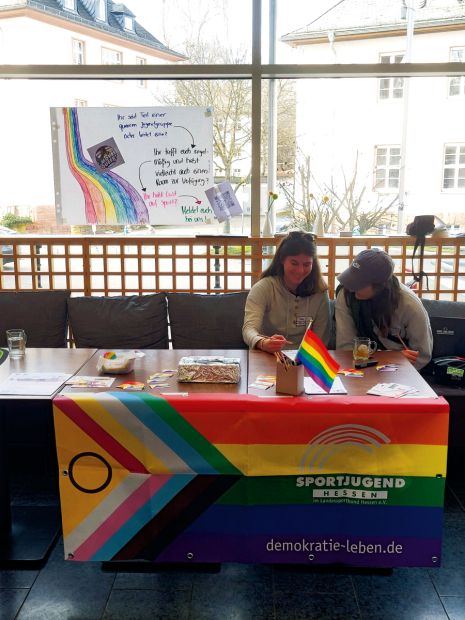 Am Infostand des Projektes „Move Queer“ konnten Interessierte ins Gespräch kommen.Foto: SJH/Alexandra Faulhaber