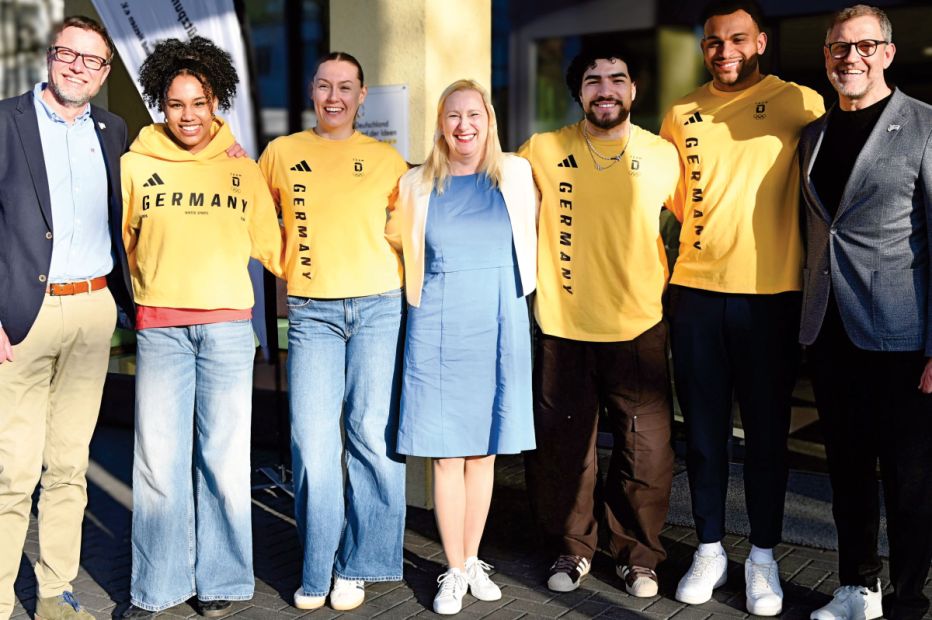 Gute Laune herrschte beim Olympia-Empfang in Frankfurt. Das Foto zeigt (von links) Laufbahnberater Bernd Brückmann, die Olympiasiegerinnen Deborah Levi und Laura Nolte, Sportministerin Diana Stolz, Bronzemedaillengewinner Adam Ammour, Joshua Tasche und Olympiastützpunktleiter Markus Kremin.Foto: Margit Rehn