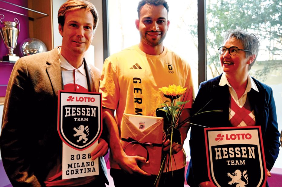 Seit 2007 steht LOTTO Hessen an der Seite der Sportstiftung Hessen.Das Foto zeigt (von links) Till Helmke (Referent für Stiftungsentwicklung und Sportförderung), Joshua Tasche und Dr. Sabine Tonscheidt (Leiterin der Unternehmenskommunikation von LOTTO Hessen).Foto: Margit Rehn