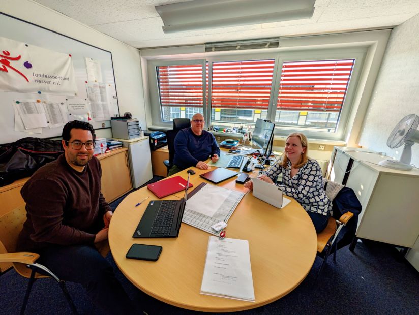 Ulrike Ristau hat als Vizepräsidentin Vereinsmanagement die Nachfolge von Dr. Frank Weller angetreten, der kurz nach dem Sportbundtag im September 2025 zurückgetreten war. Zusammen mit Geschäftsbereichsleiter Steffen Kipper (Mitte) und Sebastian Klein, Referent für juristische Angelegenheiten, ist sie regelmäßig im Austausch. Foto: lsb h