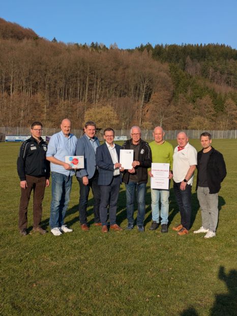 Frederik Schmitt (vierter v. r.) übergibt den Landkreis-Förderbescheid an Ferdinand Reinhard - Paul Vogel (dritter v. l.) hat die lsb h Förderurkunde vom Sportkreis-Team übernommen Bild: Gemeinde Hofbieber - Presseabteilung