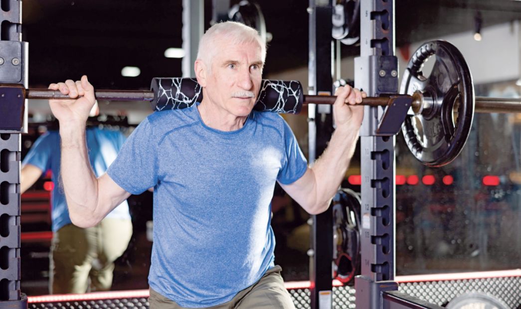 Mit Langhanteln trainierten fr&uuml;her vor allem junge Menschen. Mittlerweile werden sie auch immer &ouml;fter von &Auml;lteren genutzt. Maximalkraft&uuml;bungen sind in jeder Lebens-phase sinnvoll &ndash; auch Hochaltrige k&ouml;nnen davon profitieren.
&nbsp;
    Bild: Shutterstock