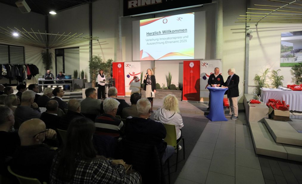 Begrüßung durch die Landrätin Anita Schneider    Bild: Harald Friedrich