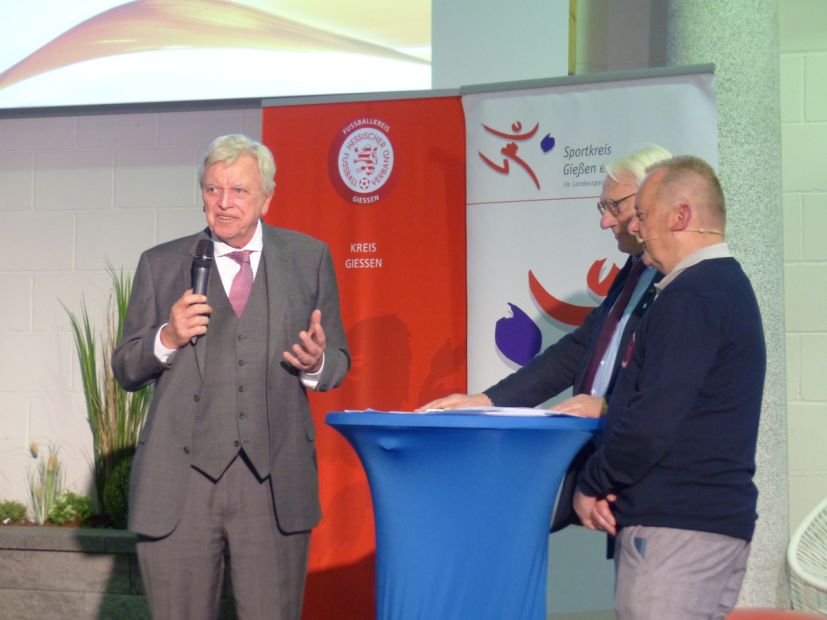 Begrüßung durch den ehem. Ministerpräsident Volker Bouffier    Bild: Harald Friedrich