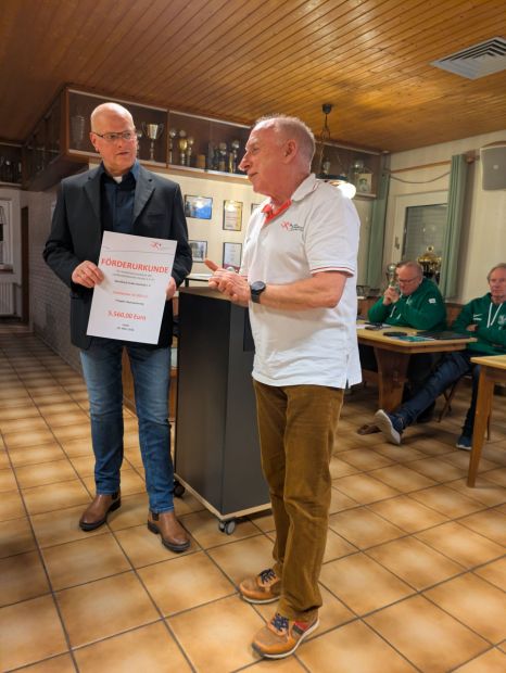 Sportkreis-Vorsitzender Harald Piaskowski (rechts) erläutert in seinem Grußwort die Fördermöglichkeiten der Region, bedankt sich beim Vorsitzenden Jörg für das Engagements des Gesamtvorstands, die Infrastruktur unbedingt im Schuss zu halten und begrüßt in Anwesenheit des Stadtverordneten Michael Ruppel und des Ortsvorstehers Manfred Belle die Unterstützung durch die Stadt Fulda    Bild: Bernd Jiptner - Haimbacher SV