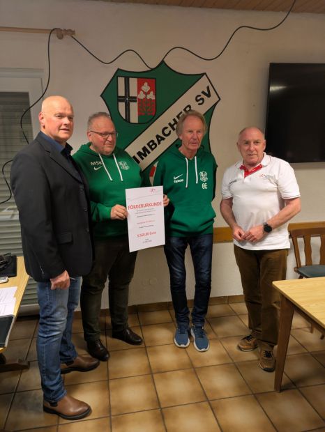 Die lsb h Förderurkunde in Höhe von 5.560 € für die Dachsanierung aus dem lsb h Vereinsförderfond und dem Zuschuss für die energetische Sanierung nehmen Jörg Wettels, Michael Stapf-Krick und Edgar Engels entgegen    Bild: Bernd Jiptner - Haimbacher SV