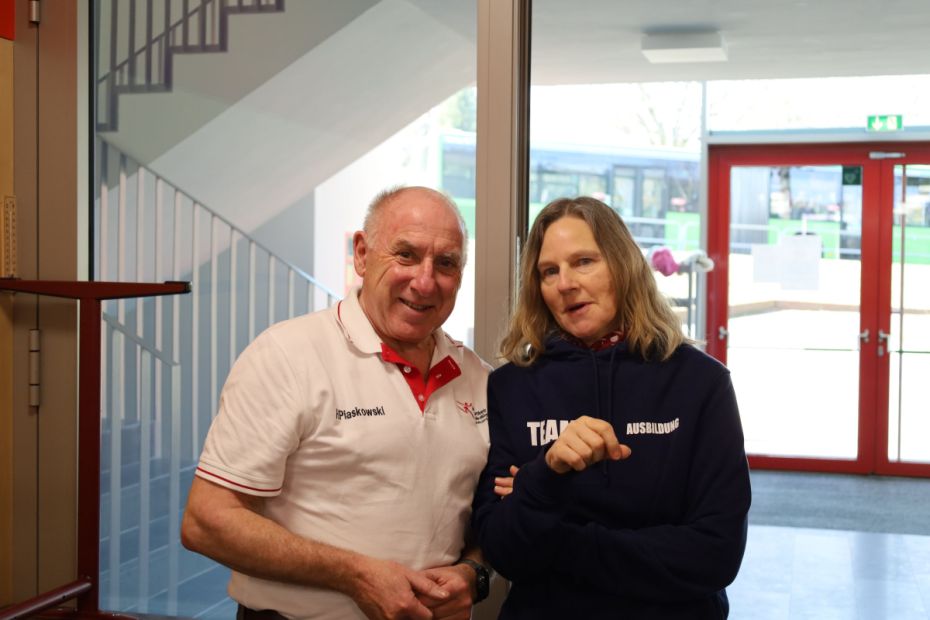 Heike Mengler und Harald Piaskowski freuen sich mit den frische gebackenen Übungsleiterinnen und Übungsleitern über eine rundum gelungene Ausbildung    Bild: Thorsten Vey - TV Petersberg