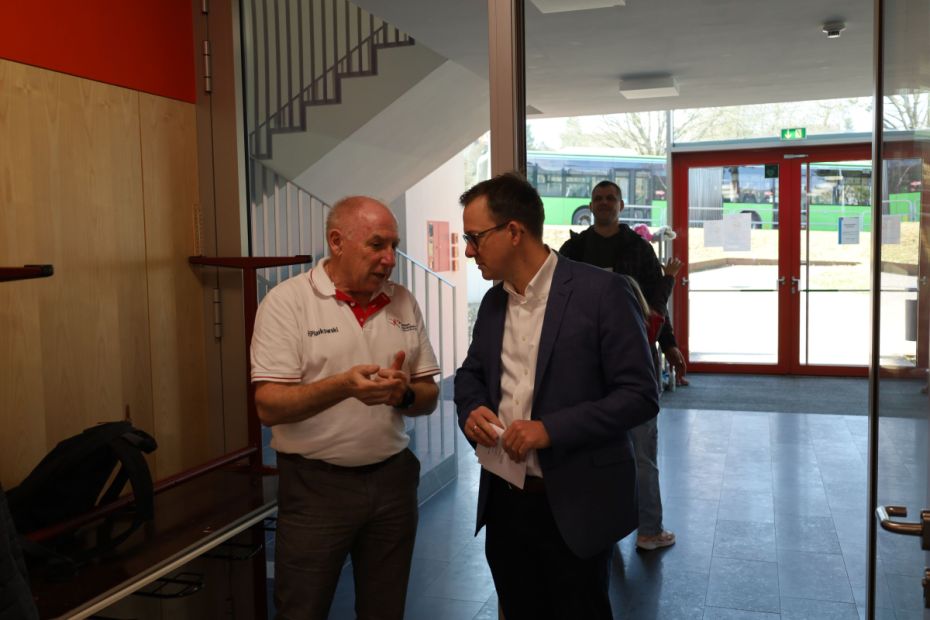 Der Wunsch des Sportkreisvorsitzenden Harald Piaskowski an den EKB Frederik Schmitt wird erfüllt. Auch im Herbst 2026 soll wieder eine "dezentrale" ÜL-C-Ausbildung angeboten werden.     Bild: Thorsten Vey - TV Petersberg