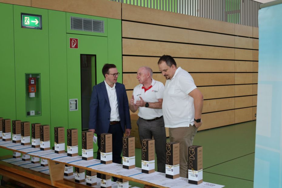 EKB Frederik Schmitt - Sportkreisvorsitzender Harald Piaskowski - Fachdienstleiter Familie Sport und Ehrenamt Andreas Höhl - bereiten die Übergabe der Lizenzen und Geschenken vor     Bild: Thorsten Vey - TV Petersberg