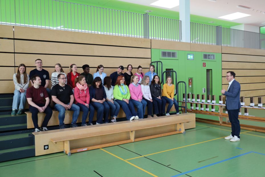 EK Frederik Schmitt erläutert in seinem Grußwort die Motivation des Landkreis Fulda und des Sportkreis Fulda-Hünfeld, dezentrale ÜL-Ausbildungen anzubieten und finanziell zu fördern. Der Eigenanteil der Teilnehmenden lag bei 300 €.    Bild: Thorsten Vey - TV Petersberg