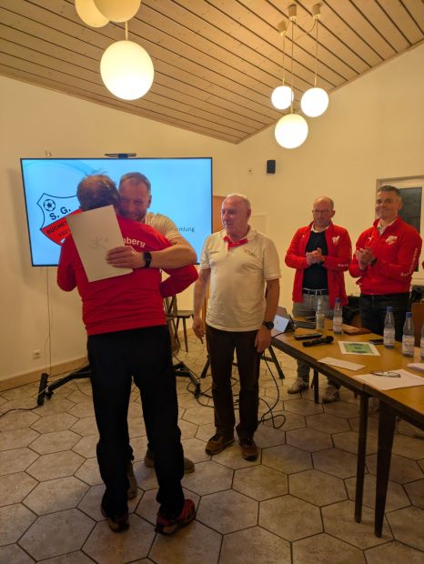 Thomas Plur - stellvertretender Sportkreisvorsitzender - gratuliert Peter Happ und überreicht die lsb h Urkunde Bild: SG RW Büchenberg