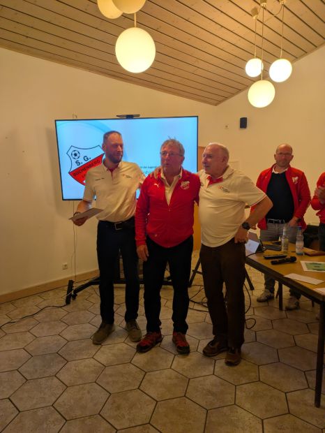 Peter Happ war überwältigt. Der Jugendwart der SG Büchenberg, Holger Weß, hatte im Vorfeld alles im Geheimen mit Thomas Plur vom Sportkreis abgestimmt und so konnte der Vorsitzende vom Sportkreis-Team absolut überrascht werden. V. l. Thomas, Plur, Peter Happ, Harald Piaskowski Bild: SG RW Büchenberg